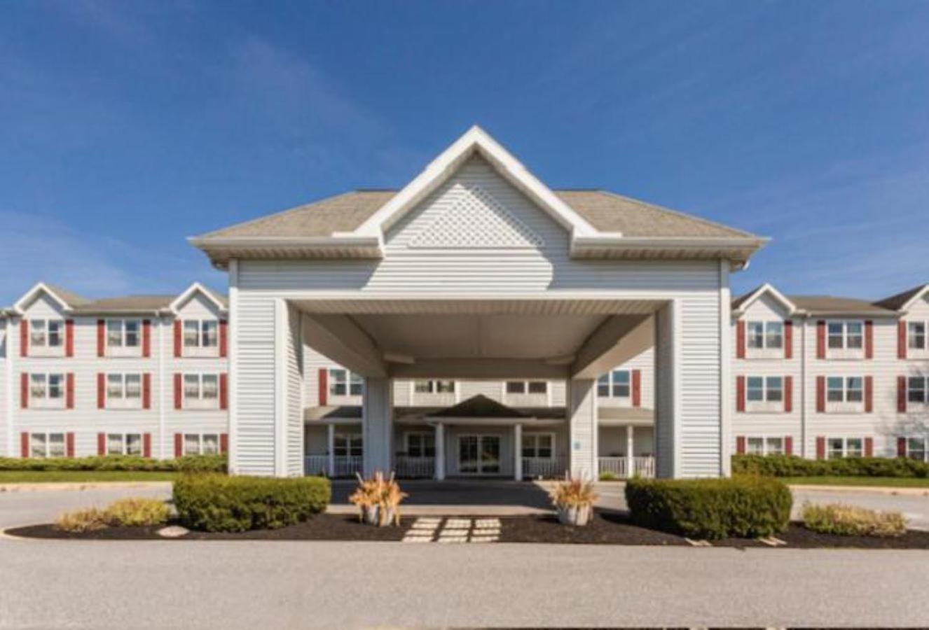 Lancaster Inn & Suites Manheim Exterior photo