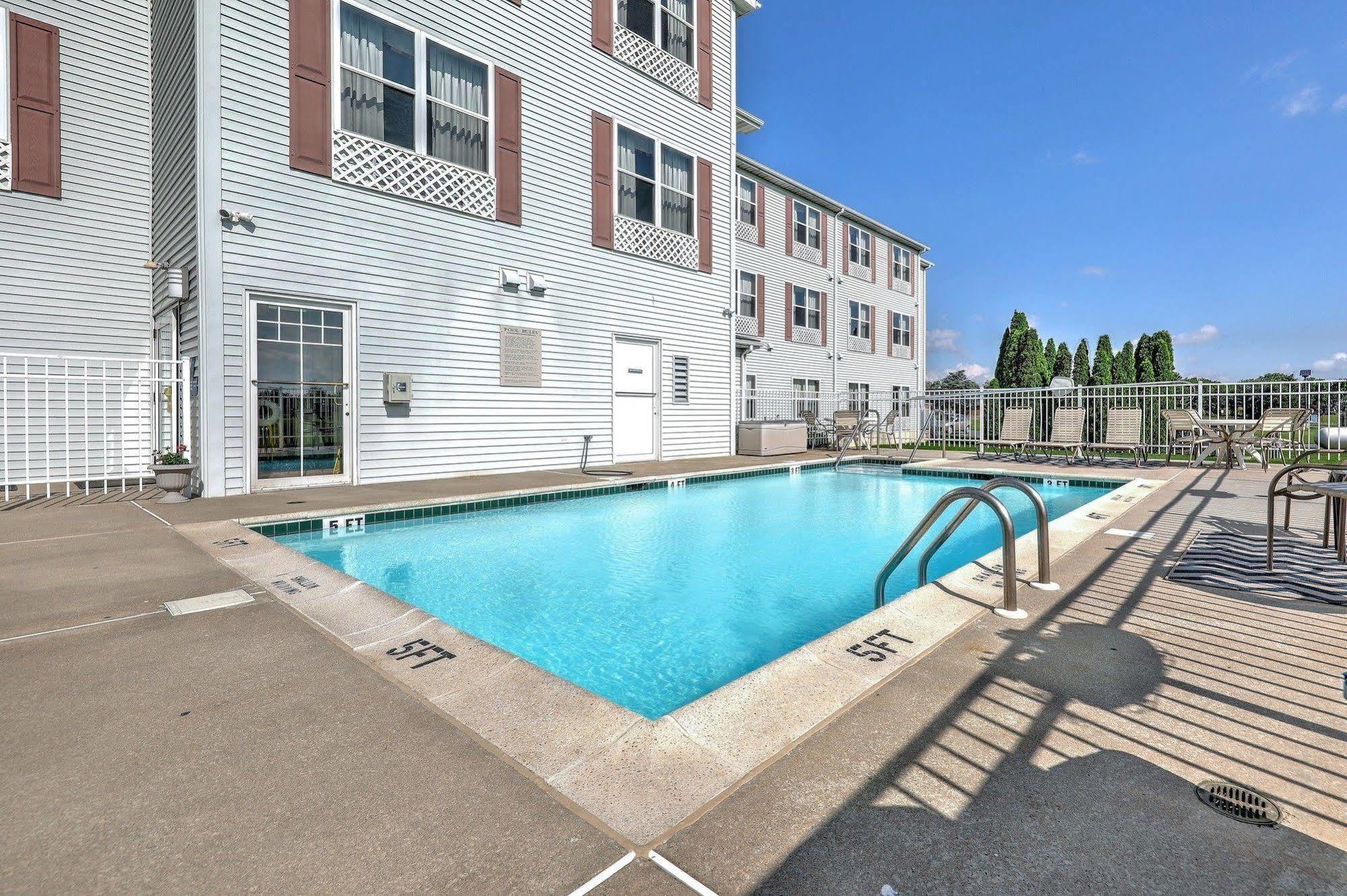 Lancaster Inn & Suites Manheim Exterior photo